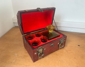 Treasure Chest Decanter Vintage Hidden Bar Amber Glass Decanter and 4 Shot Glasses Made in Taiwan