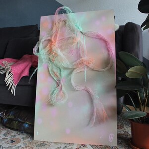 Könnte beinhalten: Ein großes abstraktes Gemälde mit rosafarbenen, grünen und weißen, schnurartigen Formen auf beigefarbenem Hintergrund. Das Gemälde lehnt an einem Sofa in einem Raum mit einer Pflanze und anderen Kunstwerken.