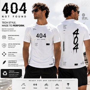 Può includere: Una t-shirt sportiva bianca a maniche corte con stampe grafiche nere del testo 404 NOT FOUND sul davanti e un grande design verticale 404 sul retro. Il capo presenta dettagli tecnici, protezione solare UPF 50+ e tessuto traspirante.