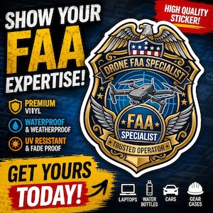 Op de afbeelding: Een sticker met een badge-ontwerp met een drone en de tekst "DRONE FAA SPECIALIST". De sticker is waterdicht, UV-bestendig en kleurecht. De tekst "SHOW YOUR FAA EXPERTISE!" is ook opgenomen.