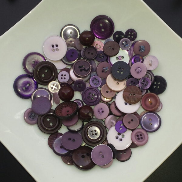 Lot de boutons de diverses couleurs violettes vintage