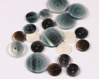 11 boutons 15mm, polyester, brun, 2 trous (3447)