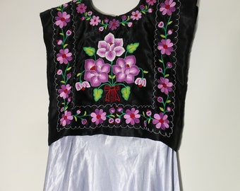 Huipil TEHUANA OAXACA: Mexican huipil from the Isthmus of Tehuantepec, hand embroidered purple threads in black saten, cotton interior