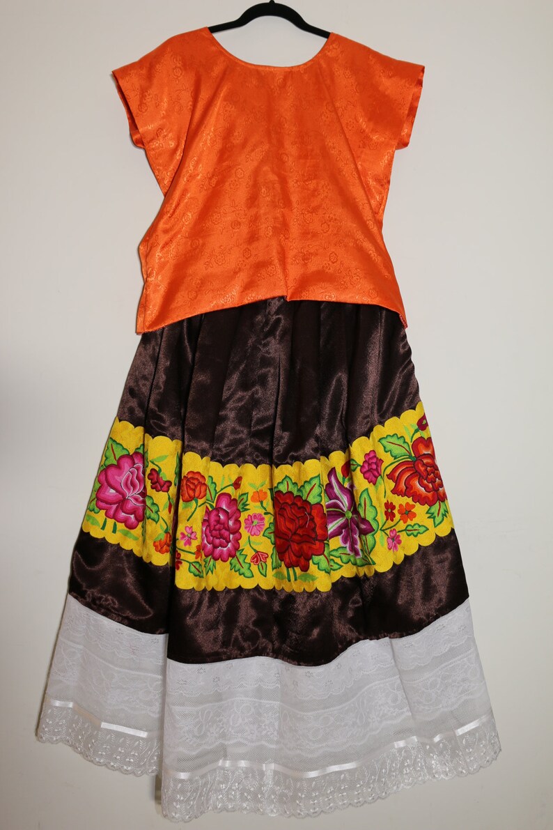 Mexican Tehuana skirt: tehuana skirt with hand-embroidered flowers on brown saten, collector's skirt, Made in Mexico, Tehuanas image 7