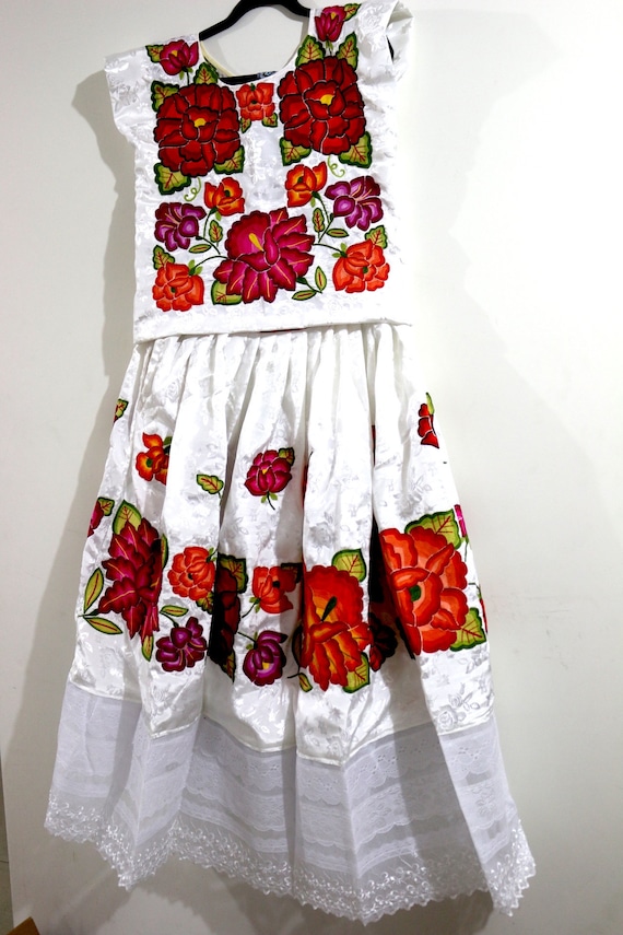 Colorful wedding dress, Frida style: Mexican weddi