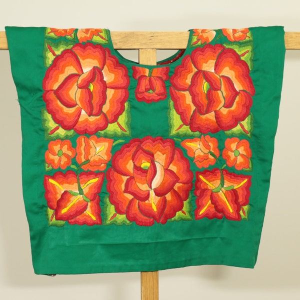 Blusa mexicana VINTAGE: huipil top estilo Frida Kahlo del Istmo de Tehuantepec, Oaxaca Mexico en tela verde con flores bordadas a mano