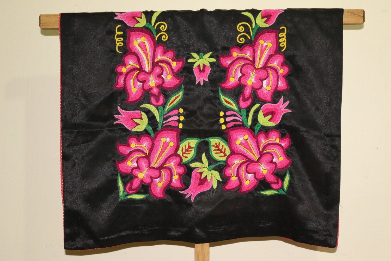 Wipil negro bordado a mano: blusa de Oaxaca con flores - Etsy México Wipil negro bordado a mano: blusa de Oaxaca con flores - Etsy México