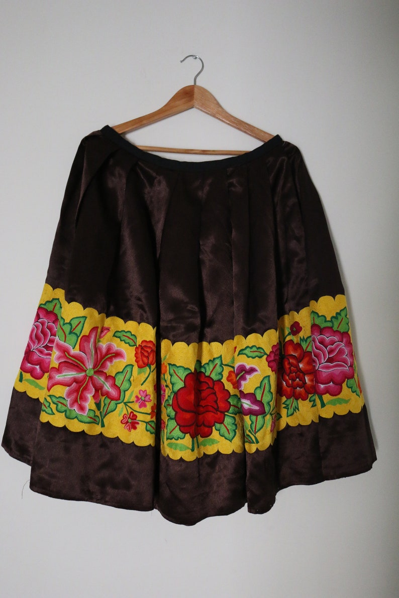 Mexican Tehuana skirt: tehuana skirt with hand-embroidered flowers on brown saten, collector's skirt, Made in Mexico, Tehuanas image 2