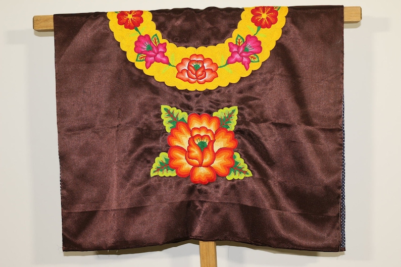 mujeres y muxes zapotecas de Oaxaca blusa que visten las TEHUANAS del sur de Mexico Blusa mexicana de TEHUANA flor rellenas tejida a mano