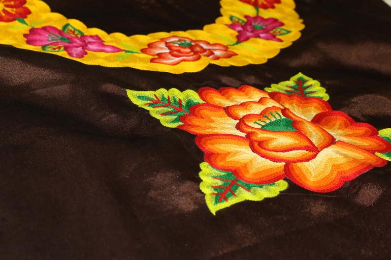 mujeres y muxes zapotecas de Oaxaca blusa que visten las TEHUANAS del sur de Mexico Blusa mexicana de TEHUANA flor rellenas tejida a mano