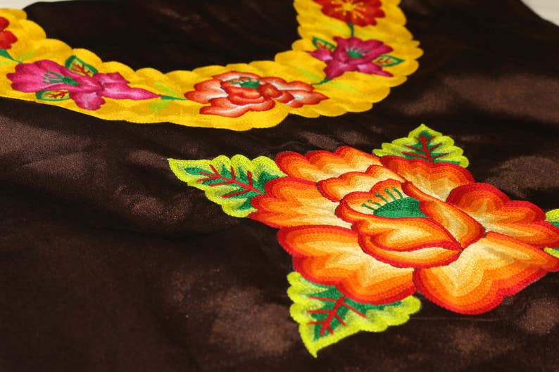 mujeres y muxes zapotecas de Oaxaca blusa que visten las TEHUANAS del sur de Mexico Blusa mexicana de TEHUANA flor rellenas tejida a mano