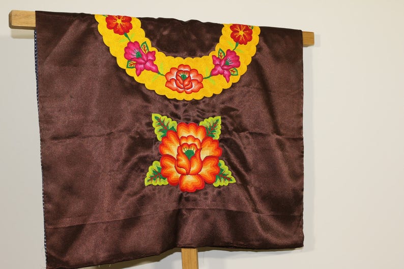 mujeres y muxes zapotecas de Oaxaca blusa que visten las TEHUANAS del sur de Mexico Blusa mexicana de TEHUANA flor rellenas tejida a mano