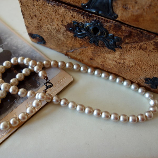 Omas alte Kette-Perlenkette-FAUX Perlen- mit Perlmuttüberzug, Vintage Schmuck für die Braut, Retro, Shabby, Perlen für Alt und Jung