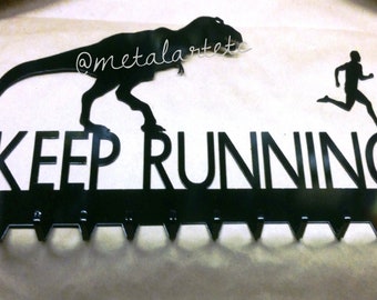 Placa de T-Rex persiguiendo al corredor: Medalla/Llavero hecho a mano con 10 ganchos