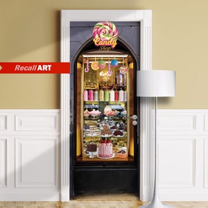 Puede incluir: Una calcoman&iacute;a para puerta que representa una tienda de dulces con un letrero de piruleta colorido que dice "Candy Shop". El escaparate de la tienda muestra una variedad de dulces, chocolates y pasteles.