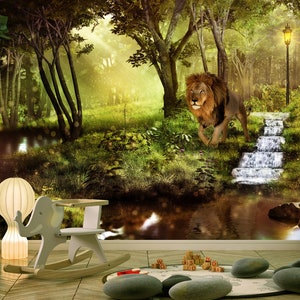 Leone nella foresta magica - Adesivo murale rimovibile, decalcomania, decorazione per la cameretta dei bambini, arazzo, sfondo, carta da parati fantasy, dimensioni personalizzate