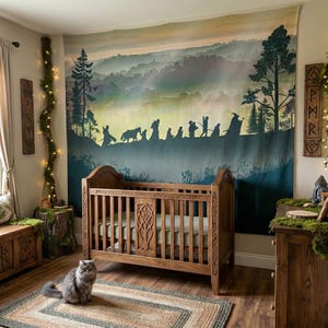Könnte beinhalten: Ein hölzernes Kinderbett mit kunstvollen Schnitzereien steht vor einem großen Wandteppich, der eine Gruppe von Reisenden als Silhouette in einer nebligen Waldlandschaft zeigt. Die Szene umfasst hohe Kiefern, Hügel und einen gelben Himmel.