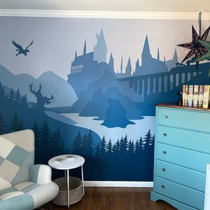 Vista sul Castello dei Maghi nel Blu - Murale autoadesivo e rimovibile, decalcomania, carta da parati, arazzo, sfondo. Design per cameretta, dimensioni personalizzate.