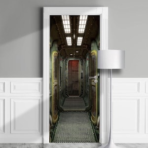 Puede incluir: Adhesivo de puerta con una ilustración detallada de un corredor metálico futurista. El diseño incluye un suelo texturizado, iluminación superior y una puerta iluminada en rojo al final, creando una sensación de profundidad y una estética de ciencia ficción.