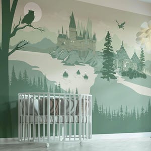 Wandbild „Schloss“ in Grün – selbstklebendes, entfernbares Aufkleberbild, klassische Tapete oder Stoffhintergrund. Schule der Magie, Kinderzimmer Dekor