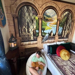 Gotisches Schloss – Abnehmbares Wandbild, Abziehbild, Vliestapete oder Stoffhintergrund. Landschaftsansicht von innen. Balkon