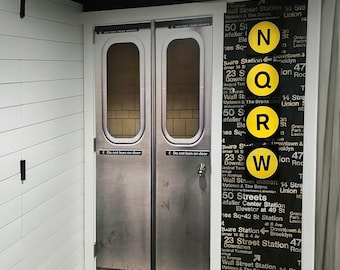 Adesivo para porta - Vagão do metrô de Nova York, composição do metrô, subterrâneo. Adesivo para porta, parede, geladeira, película protetora, decalque autoadesivo, envelopamento.