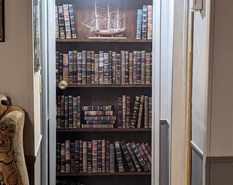 Adesivo per porta interno di biblioteca con vecchi libri e scaffali