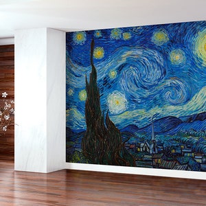 Puede incluir: Un mural de pared con una reproducción de la famosa pintura de Vincent van Gogh "La noche estrellada". La pintura representa un cielo nocturno en espiral con una luna amarilla brillante y estrellas, un ciprés oscuro y un pequeño pueblo en la distancia.
