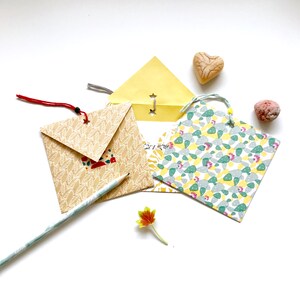 Petites enveloppes et leurs cartes, thème plantes
