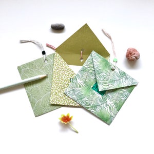 Petites enveloppes et leurs cartes, thème plantes