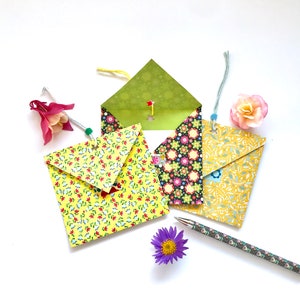 Petites enveloppes et leurs cartes, thème fleurs