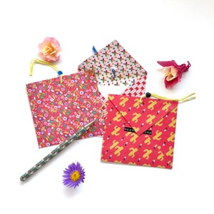 Petites enveloppes et leurs cartes, thème fleurs