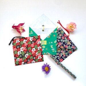 Petites enveloppes et leurs cartes, thème fleurs