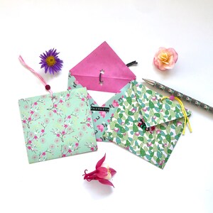 Petites enveloppes et leurs cartes, thème fleurs