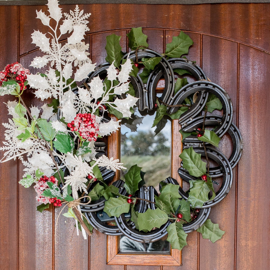 Horse Shoe Holiday 'Wreaths': A DIY Guide