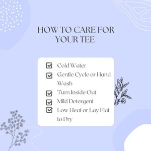 Puede incluir: Una lista de verificaci&oacute;n de instrucciones sobre c&oacute;mo cuidar una camiseta. Las instrucciones incluyen lavar con agua fr&iacute;a, usar un ciclo suave o lavar a mano, voltear la camiseta del rev&eacute;s, usar detergente suave y secar a baja temperatura o dejar secar en plano.