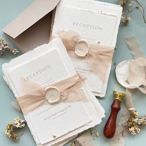 Ensemble de faire-part de mariage en papier fait main Marietta, monogramme personnalisé, enveloppes bouleau, rubans de soie vison sceaux de cire dorés