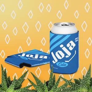 Può includere: Refrigeratore per lattine Joja Cola blu con testo bianco e una lattina di soda bianca all'interno. Il refrigeratore ha un design a strisce diagonali. È visibile anche un secondo refrigeratore piegato. Lo sfondo è giallo con forme a diamante bianche.