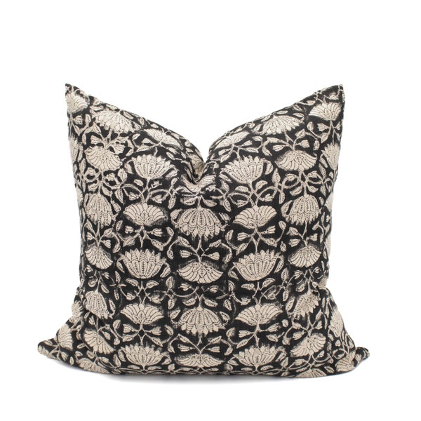 Coussin décoratif en lin noir imprimé floral, motif foncé Coussin esthétique botanique pour la maison, cadeau fait main, coussin imprimé blanc cassé