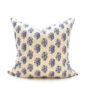 Funda de almohada azul crema con estampado de flores en bloque, decoración del hogar original azul marino, regalo hecho a mano para ella, funda de almohada con estampado índigo estilo granja chic