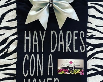 Hay dares con a hayed tee and bow