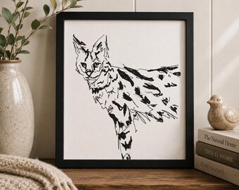 Könnte beinhalten: Ein quadratischer schwarzer Rahmen mit einem weißen Druck, der eine schwarze Tuschezeichnung eines Servals zeigt. Die Katze ist in einem lockeren, gestischen Stil mit sichtbaren Pinselstrichen und Flecken dargestellt.