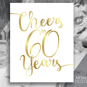Könnte beinhalten: Goldfolie-Druck auf weißem Papier mit dem Text "Cheers to 60 Years".