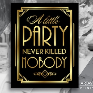 Puede incluir: Un cartel imprimible negro y dorado con el texto "A little party never killed nobody" en una fuente de arte deco decorativa. El cartel está enmarcado con un borde dorado y tiene un diseño de arte deco dorado en la parte inferior.