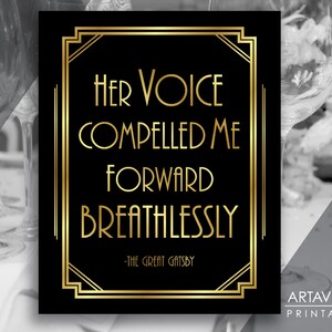 Pode incluir: Uma citação imprimível preta e dourada com o texto "Her voice compelled me forward breathlessly - The Great Gatsby". A citação é emoldurada com uma moldura art déco dourada.