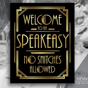 Puede incluir: Un cartel imprimible negro y dorado con el texto "Bienvenido al Speakeasy No se permiten chismorreos" en una fuente Art Deco decorativa. El cartel está enmarcado con un borde dorado y tiene un fondo negro.