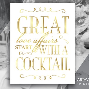 Wydrukowana sztuka Vintage Złoty znak ślubny - znak "Great Love Affairs Start With A Cocktail" - Biały i złoty plik cyfrowy ślubny - VG1