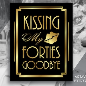 Znak na 50. urodziny Gatsby'ego do wydrukowania, Kissing My Forties Goodbye, Znak Roaring 20’s, Znak na imprezę Art Deco, Natychmiastowe pobranie ADBG1