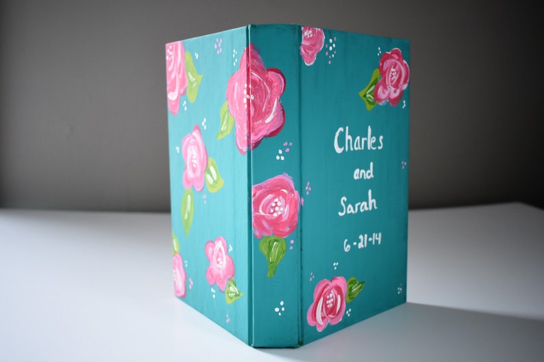 Ideas de regalos para mamá: arte de libro doblado con la palabra MAMÁ rodeada de corazones imagen 4