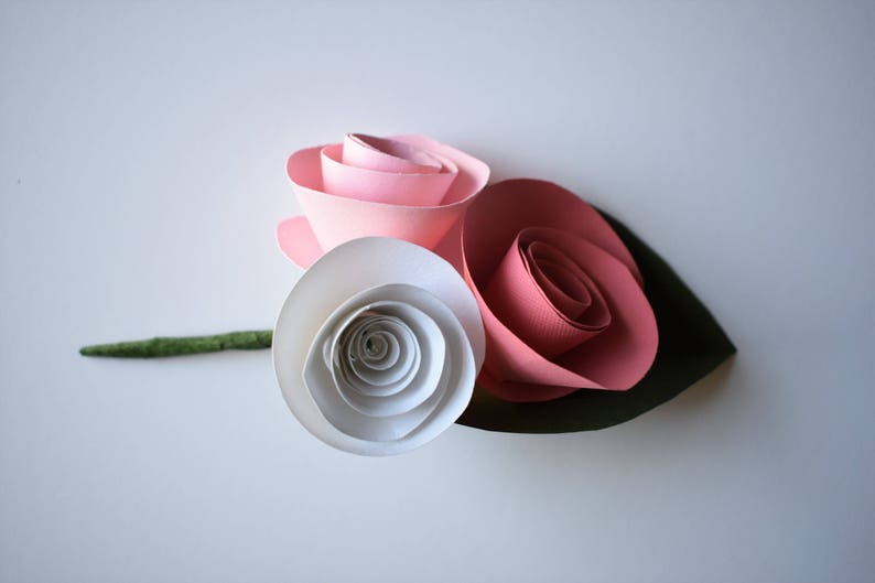 Paper Flower Boutonniere, Coral, Blush, and White Wedding Boutonniere afbeelding 3